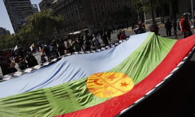 Fotografía de archivo en donde se ven personas que se manifiestan durante la marcha por la Resistencia Mapuche. EFE/ Elvis González