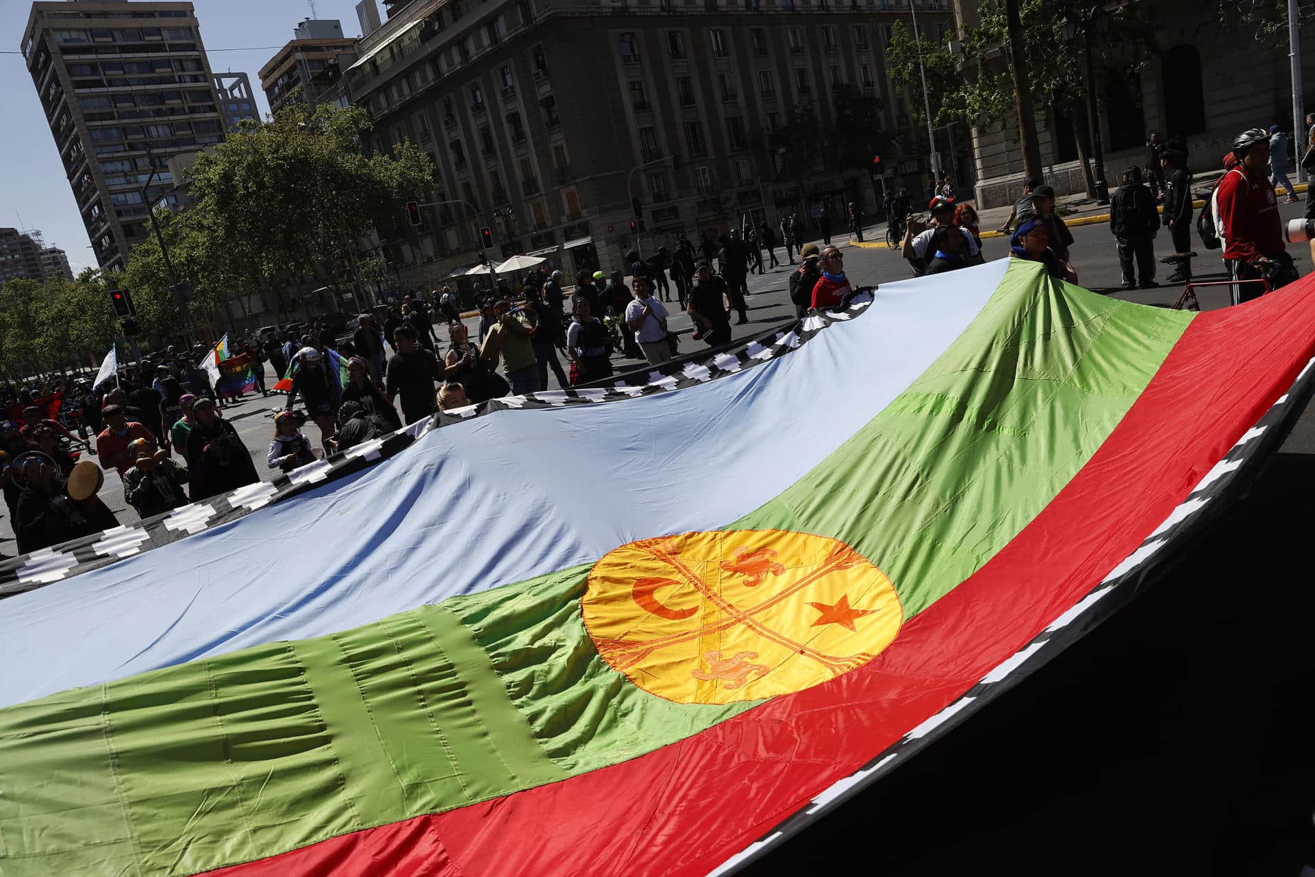 Fotografía de archivo en donde se ven personas que se manifiestan durante la marcha por la Resistencia Mapuche. EFE/ Elvis González