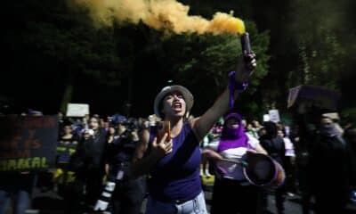 Organizaciones feministas y colectivos de mujeres participan en una marcha en contra de la violencia machista este 25 de noviembre de 2024. EFE/ José Jácome