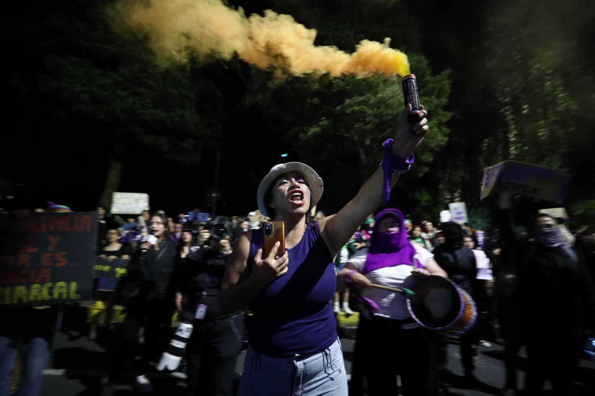 Organizaciones feministas y colectivos de mujeres participan en una marcha en contra de la violencia machista este 25 de noviembre de 2024. EFE/ José Jácome