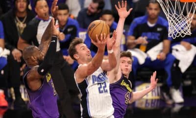 El alero de los Orlando Magic Franz Wagner intenta una bandeja con la oposición del alero de los Los Angeles Lakers LeBron James (Izq.) y el escolta Dalton Knecht durante el partido que disputaron ambos equipos en Los Ángeles, California. Baloncesto EFE/EPA/ALLISON DINNER SHUTTERSTOCK OUT