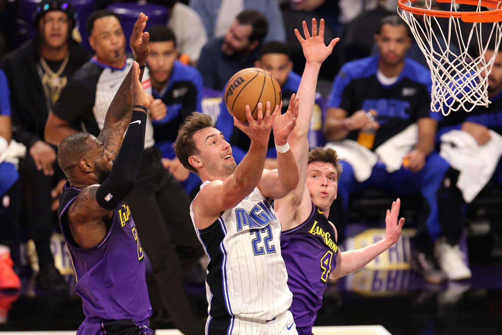 El alero de los Orlando Magic Franz Wagner intenta una bandeja con la oposición del alero de los Los Angeles Lakers LeBron James (Izq.) y el escolta Dalton Knecht durante el partido que disputaron ambos equipos en Los Ángeles, California. Baloncesto EFE/EPA/ALLISON DINNER SHUTTERSTOCK OUT