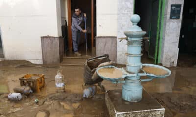 Un vecino colabora con las labores de retirada de lodo de las calles en la localidad malagueña de Benamargosa este jueves. EFE/ Jorge Zapata