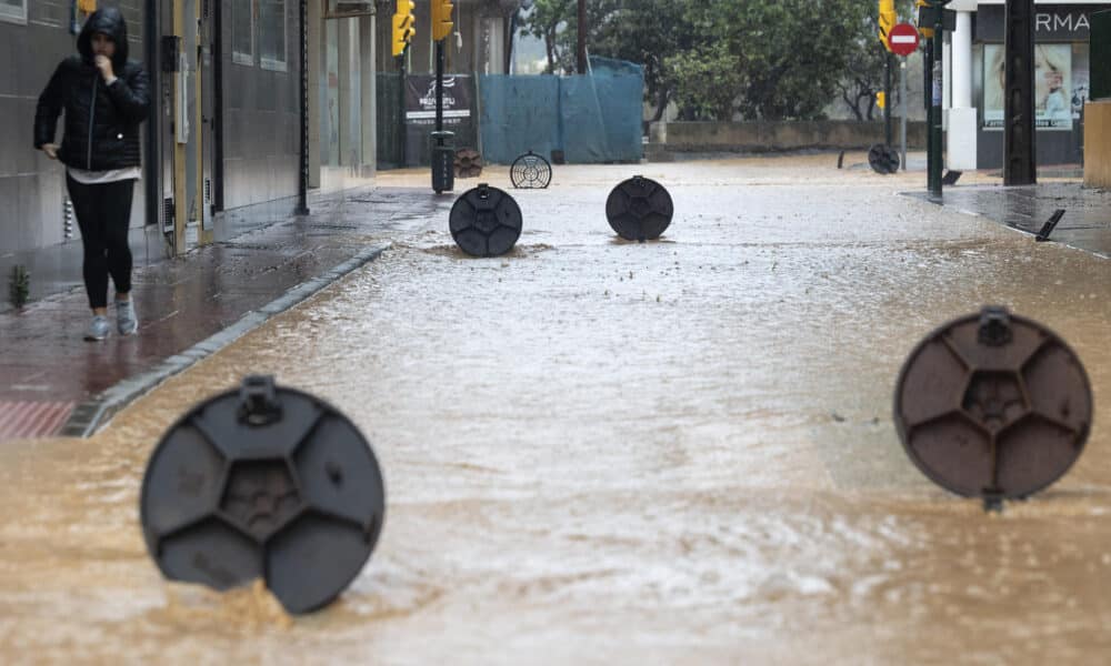 Alcantarillas abiertas en una calle de la barriada de Campanillas en Málaga, en la que el paso de la dana ha obligado a nuevos desalojos preventivos. EFE/Daniel Pérez