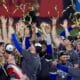 Los miembros de Los Ángeles Dodgers celebran tras vencer a los New York Yankees durante el quinto partido de la Serie Mundial de las Grandes Ligas de Béisbol (MLB). EFE/EPA/SARAH YENESEL