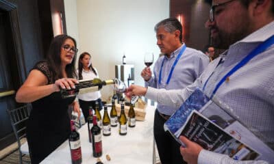 Una mujer sirve vino durante la 'Jornada de Gastronomía y Vinos de España 2024', organizada por la Oficina Económica y Comercial de la Embajada de España, este martes en Quito (Ecuador). EFE/ José Jácome