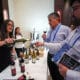 Una mujer sirve vino durante la 'Jornada de Gastronomía y Vinos de España 2024', organizada por la Oficina Económica y Comercial de la Embajada de España, este martes en Quito (Ecuador). EFE/ José Jácome