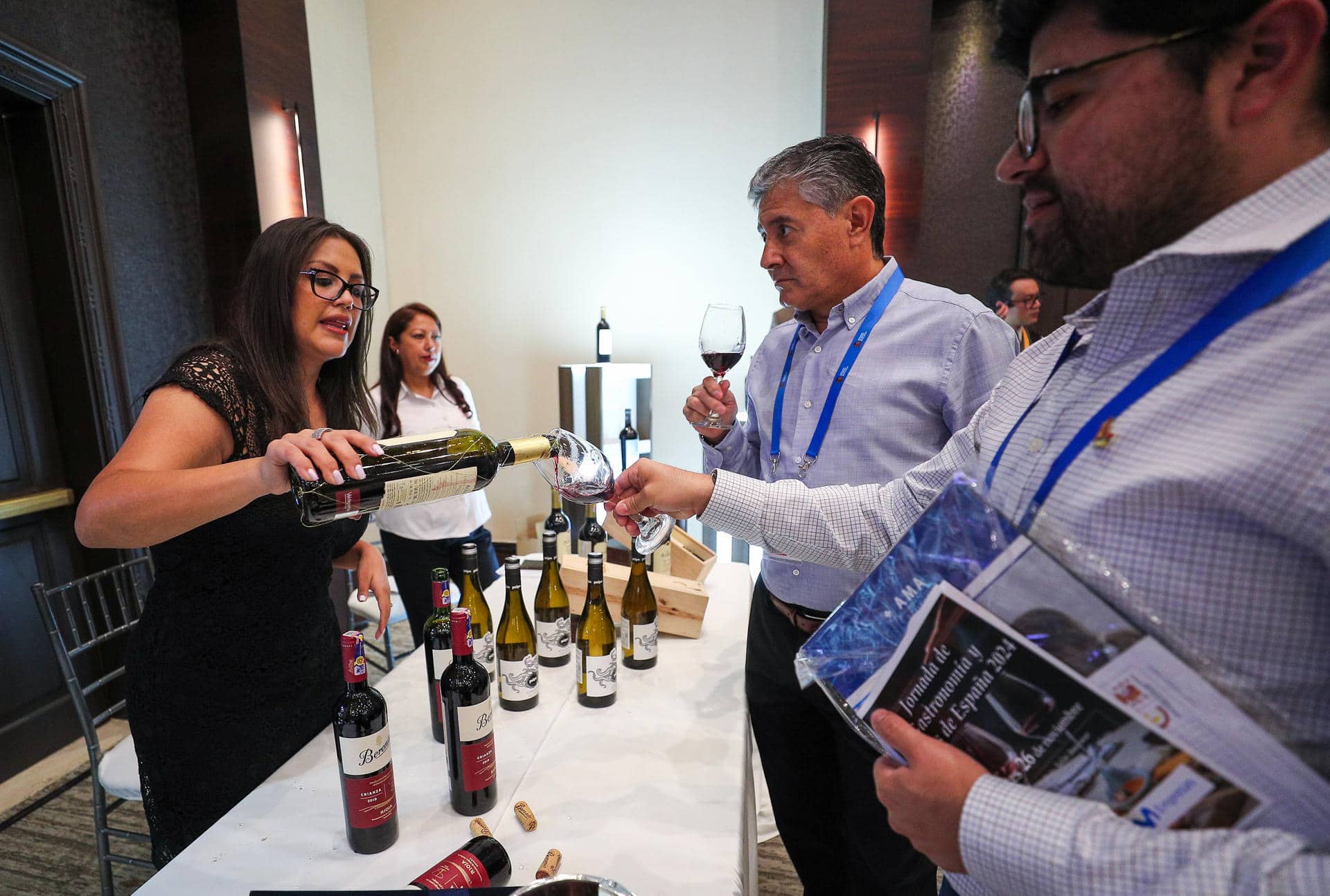 Una mujer sirve vino durante la 'Jornada de Gastronomía y Vinos de España 2024', organizada por la Oficina Económica y Comercial de la Embajada de España, este martes en Quito (Ecuador). EFE/ José Jácome