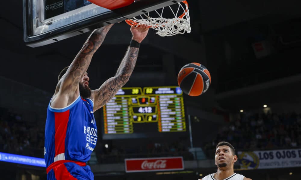 El pívot caboverdiano del Real Madrid Walter Tavares (d) ante al pívot francés del Anadolu Efes Vincent Poirier (i) este jueves, en el partido de baloncesto de la jornada 10 de la Euroliga, entre el Real madrid y el Anadolu Efes, en Madrid. EFE/ Juanjo Martín