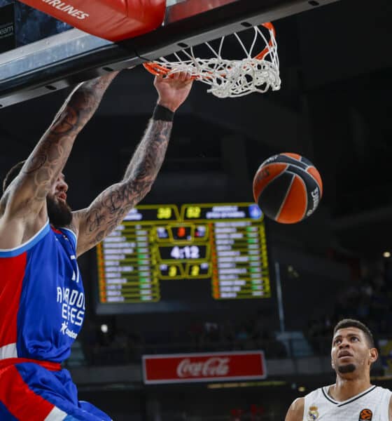 El pívot caboverdiano del Real Madrid Walter Tavares (d) ante al pívot francés del Anadolu Efes Vincent Poirier (i) este jueves, en el partido de baloncesto de la jornada 10 de la Euroliga, entre el Real madrid y el Anadolu Efes, en Madrid. EFE/ Juanjo Martín