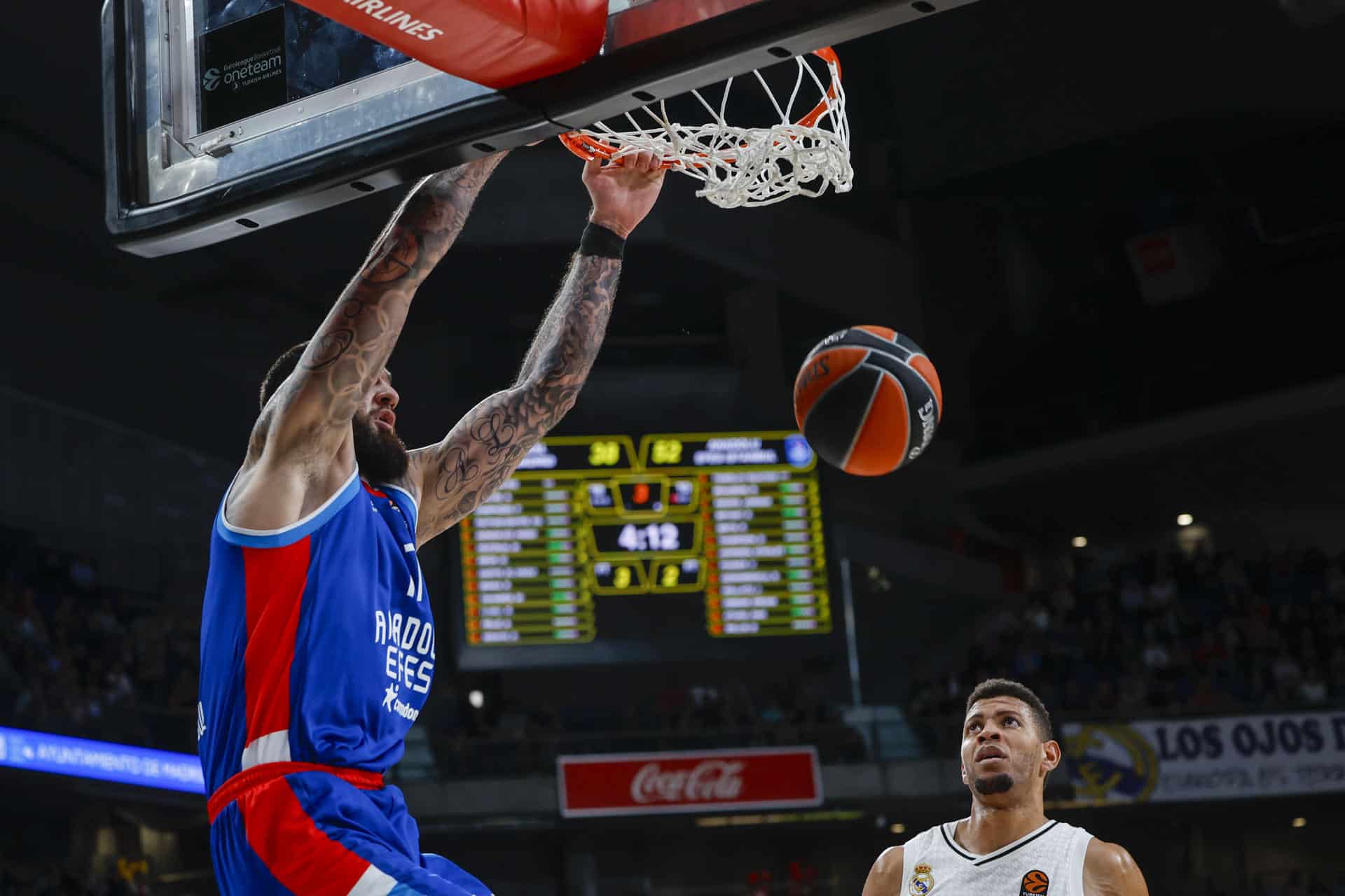 El pívot caboverdiano del Real Madrid Walter Tavares (d) ante al pívot francés del Anadolu Efes Vincent Poirier (i) este jueves, en el partido de baloncesto de la jornada 10 de la Euroliga, entre el Real madrid y el Anadolu Efes, en Madrid. EFE/ Juanjo Martín