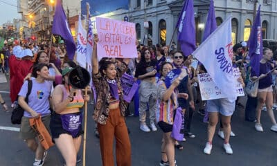 Varias mujeres marchan durante el Día Internacional de la Eliminación de la Violencia contra la Mujer, este lunes en Asunción (Paraguay). EFE/ Nina Osorio