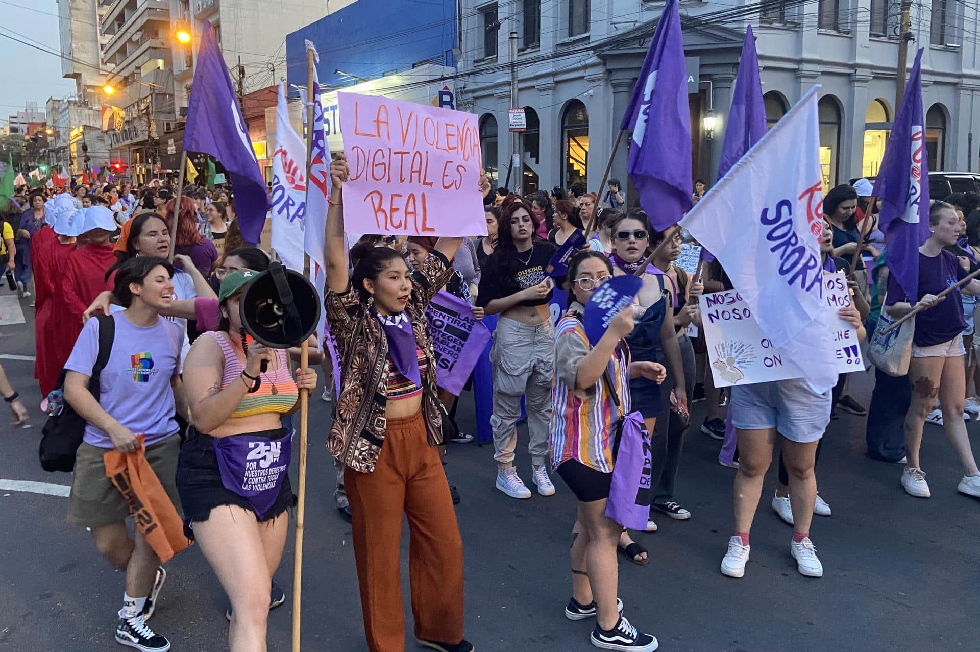 Varias mujeres marchan durante el Día Internacional de la Eliminación de la Violencia contra la Mujer, este lunes en Asunción (Paraguay). EFE/ Nina Osorio