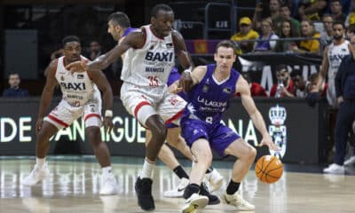 El base de La Laguna Tenerife, Marcelinho Huertas (d), y el pívot del Baxi Manresa, Amida Brimah (i), este sábado, durante el partido de la octava jornada de la Liga Endesa que enfrenta al Laguna Tenerife con el Baxi Manresa, en el pabellón Santiago Martín en La Laguna (Tenerife).EFE/ Miguel Barreto