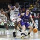 El base de La Laguna Tenerife, Marcelinho Huertas (d), y el pívot del Baxi Manresa, Amida Brimah (i), este sábado, durante el partido de la octava jornada de la Liga Endesa que enfrenta al Laguna Tenerife con el Baxi Manresa, en el pabellón Santiago Martín en La Laguna (Tenerife).EFE/ Miguel Barreto