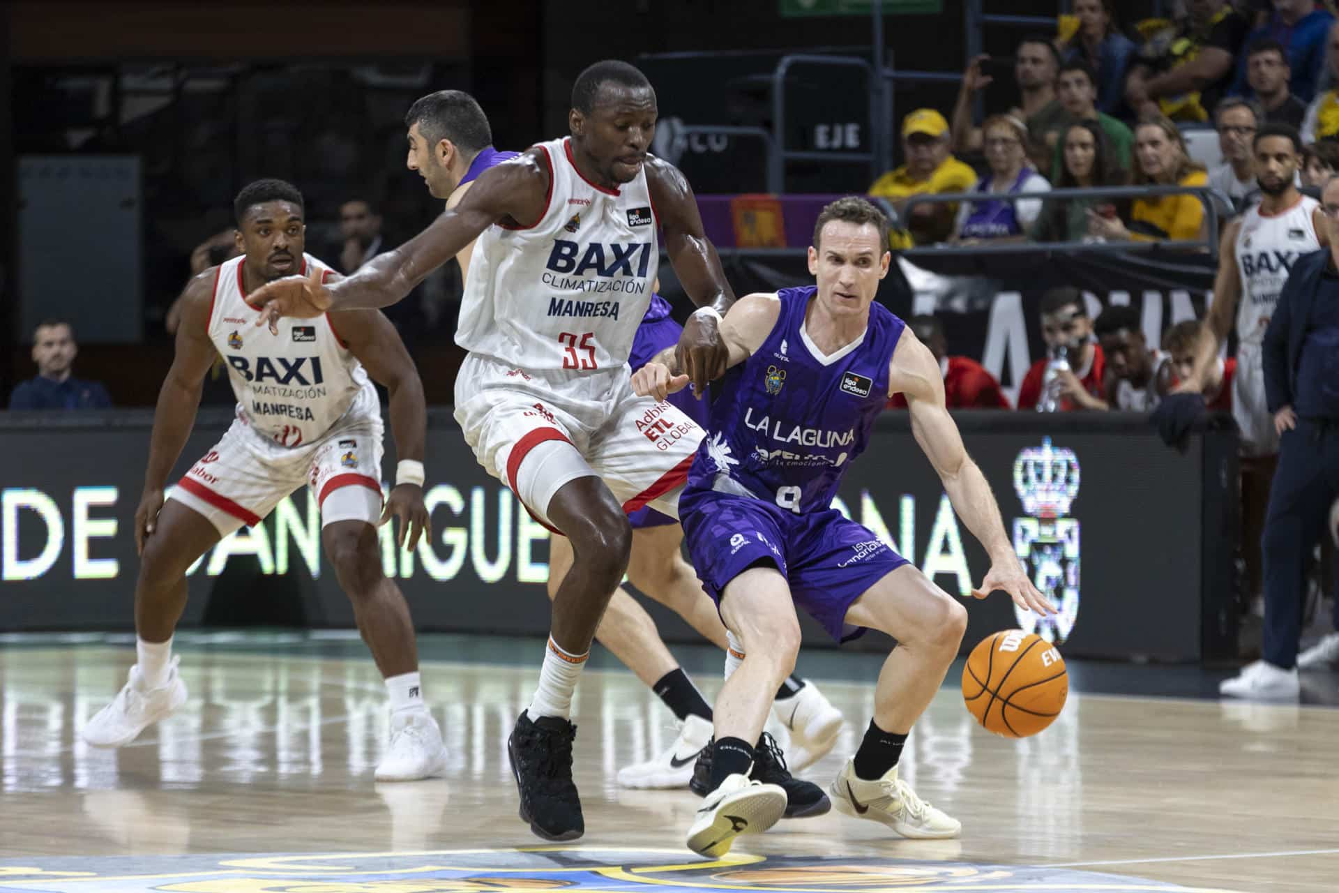 El base de La Laguna Tenerife, Marcelinho Huertas (d), y el pívot del Baxi Manresa, Amida Brimah (i), este sábado, durante el partido de la octava jornada de la Liga Endesa que enfrenta al Laguna Tenerife con el Baxi Manresa, en el pabellón Santiago Martín en La Laguna (Tenerife).EFE/ Miguel Barreto