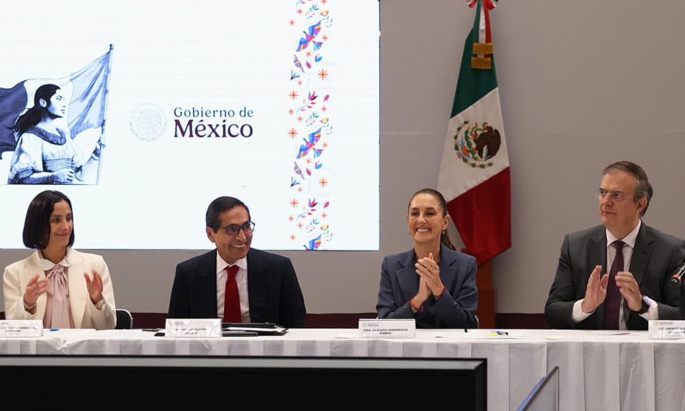 Fotografía cedida este martes por la Presidencia de México, de la mandataria Claudia Sheinbaum (2-d), acompañada por la secretaria de Energía, Luz Elena González Escobar (i); el secretario de Hacienda, Rogelio Ramírez de la O (2-i); y el secretario de Economía, Marcelo Ebrard (d), durante una reunión de trabajo con empresarios en el Palacio Nacional de la Ciudad de México (México). EFE/Presidencia de México/SOLO USO EDITORIAL/SOLO DISPONIBLE PARA ILUSTRAR LA NOTICIA QUE ACOMPAÑA (CRÉDITO OBLIGATORIO)