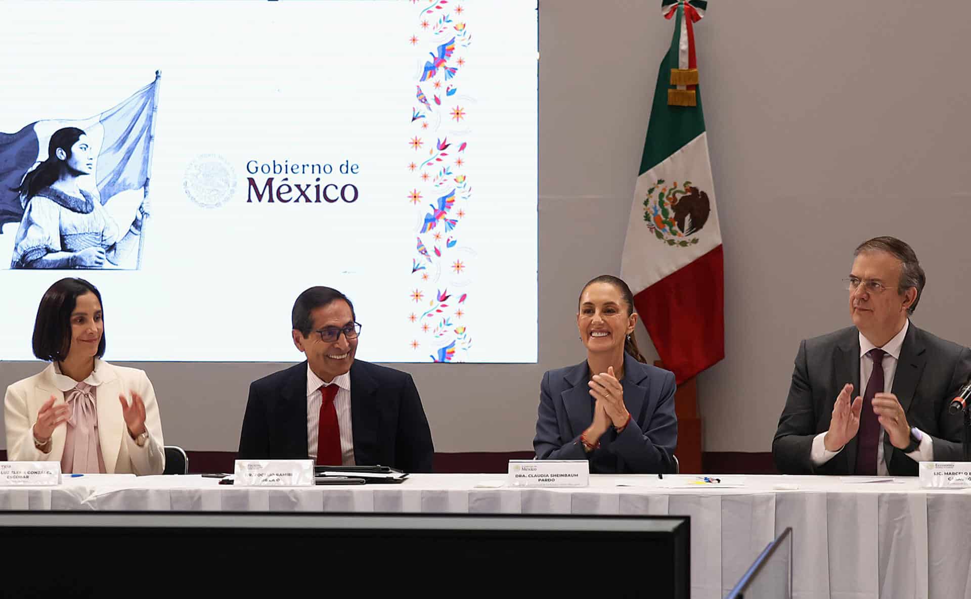 Fotografía cedida este martes por la Presidencia de México, de la mandataria Claudia Sheinbaum (2-d), acompañada por la secretaria de Energía, Luz Elena González Escobar (i); el secretario de Hacienda, Rogelio Ramírez de la O (2-i); y el secretario de Economía, Marcelo Ebrard (d), durante una reunión de trabajo con empresarios en el Palacio Nacional de la Ciudad de México (México). EFE/Presidencia de México/SOLO USO EDITORIAL/SOLO DISPONIBLE PARA ILUSTRAR LA NOTICIA QUE ACOMPAÑA (CRÉDITO OBLIGATORIO)