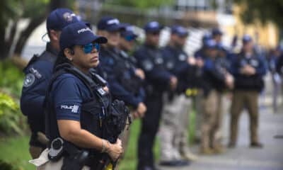 Integrantes de la policía vigilan el lugar donde fue reportado un explosivo, en San Juan (Puerto Rico). Fotografía de archivo. EFE/Thais Llorca