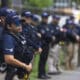 Integrantes de la policía vigilan el lugar donde fue reportado un explosivo, en San Juan (Puerto Rico). Fotografía de archivo. EFE/Thais Llorca