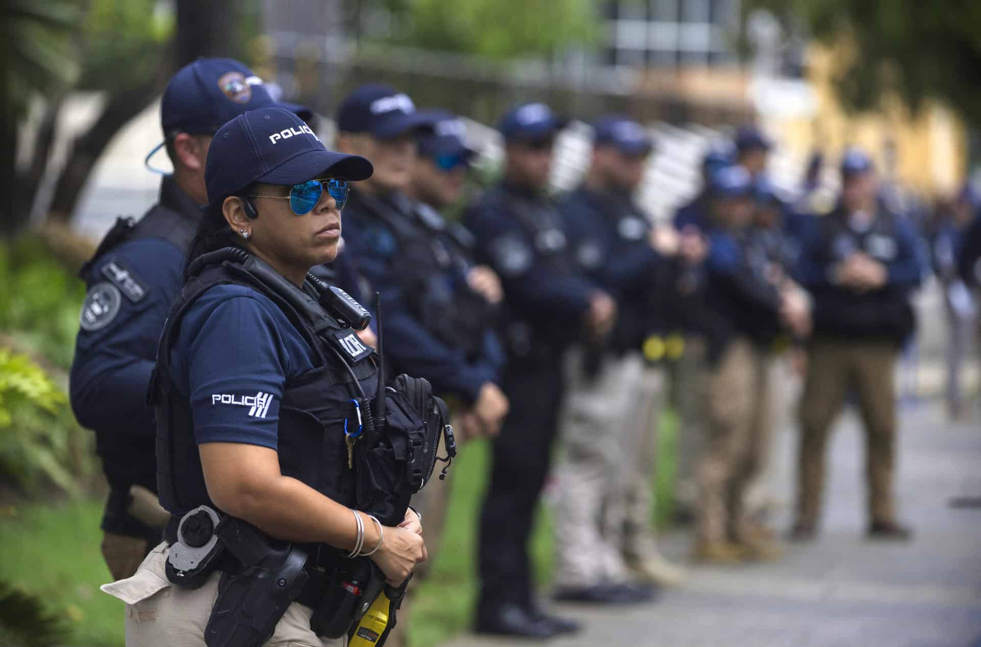 Integrantes de la policía vigilan el lugar donde fue reportado un explosivo, en San Juan (Puerto Rico). Fotografía de archivo. EFE/Thais Llorca