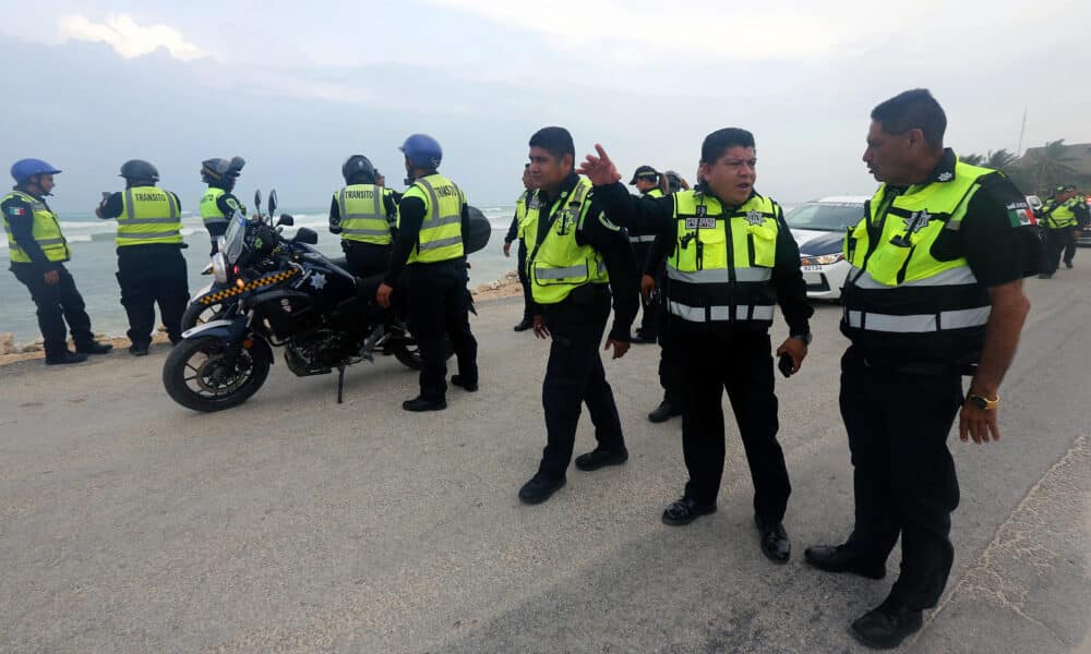 Imagen de archivo de agentes de transito que patrullan las playas debido a la aproximación de un Huracán en el municipio de Felipe Carrillo Puerto (México). EFE/Alonso Cupul