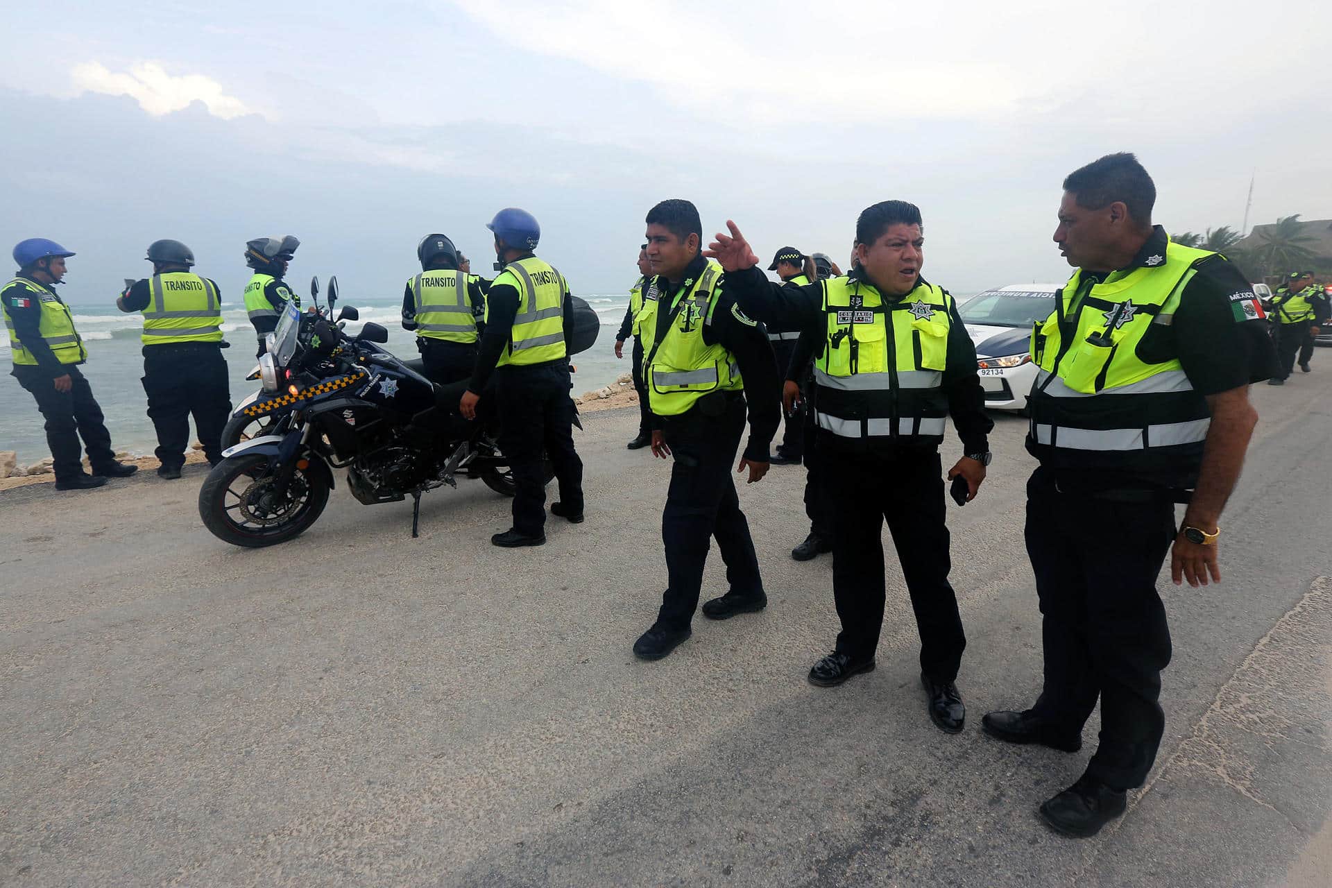 Imagen de archivo de agentes de transito que patrullan las playas debido a la aproximación de un Huracán en el municipio de Felipe Carrillo Puerto (México). EFE/Alonso Cupul