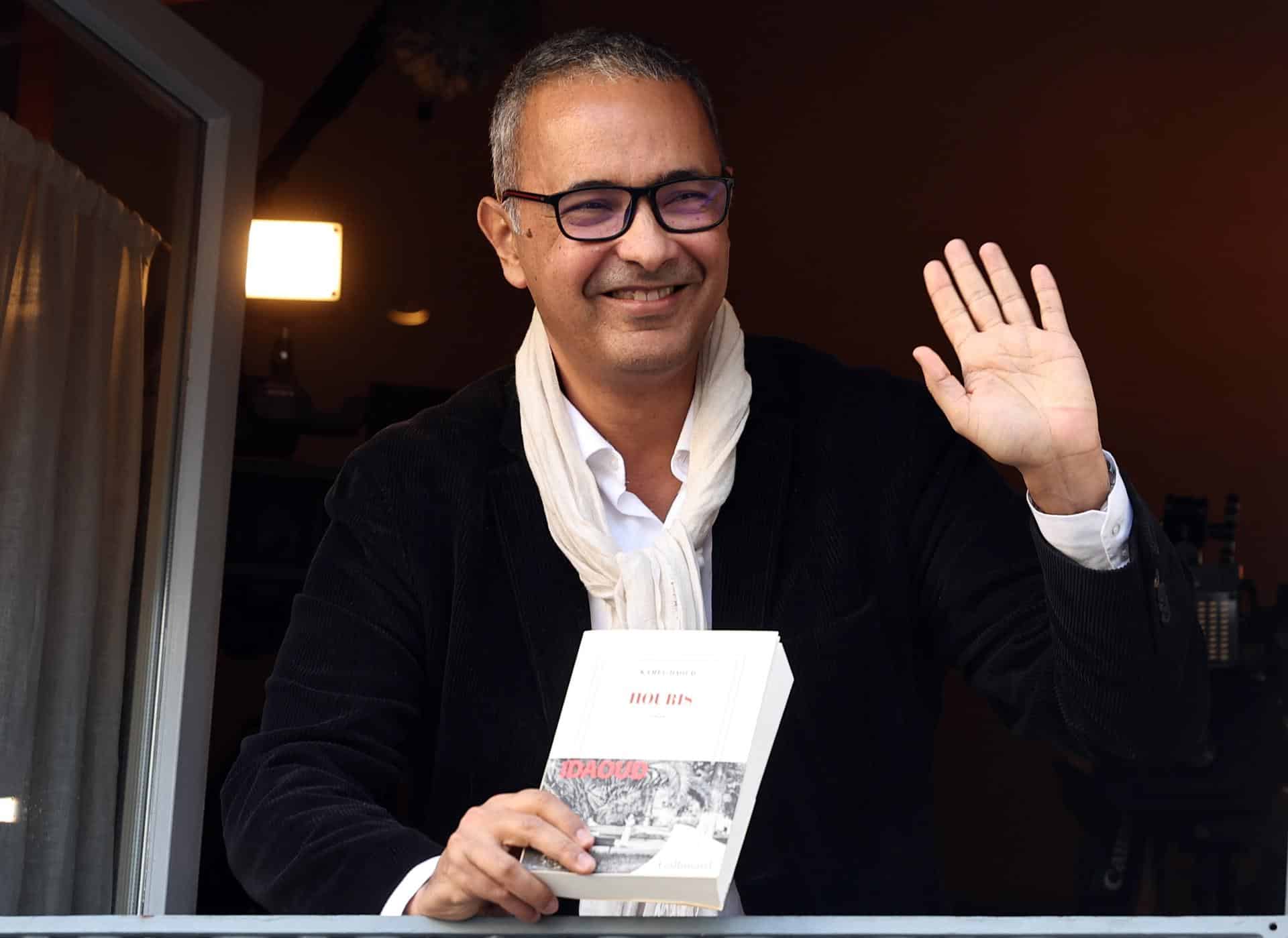 El escritor argelino Kamel Daoud saluda en el restaurante Drouant tras ganar el Premio Literario Goncourt 2024 por su libro 'Houris' en París, el 4 de noviembre de 2024. EFE/EPA/CHRISTOPHE PETIT TESSON