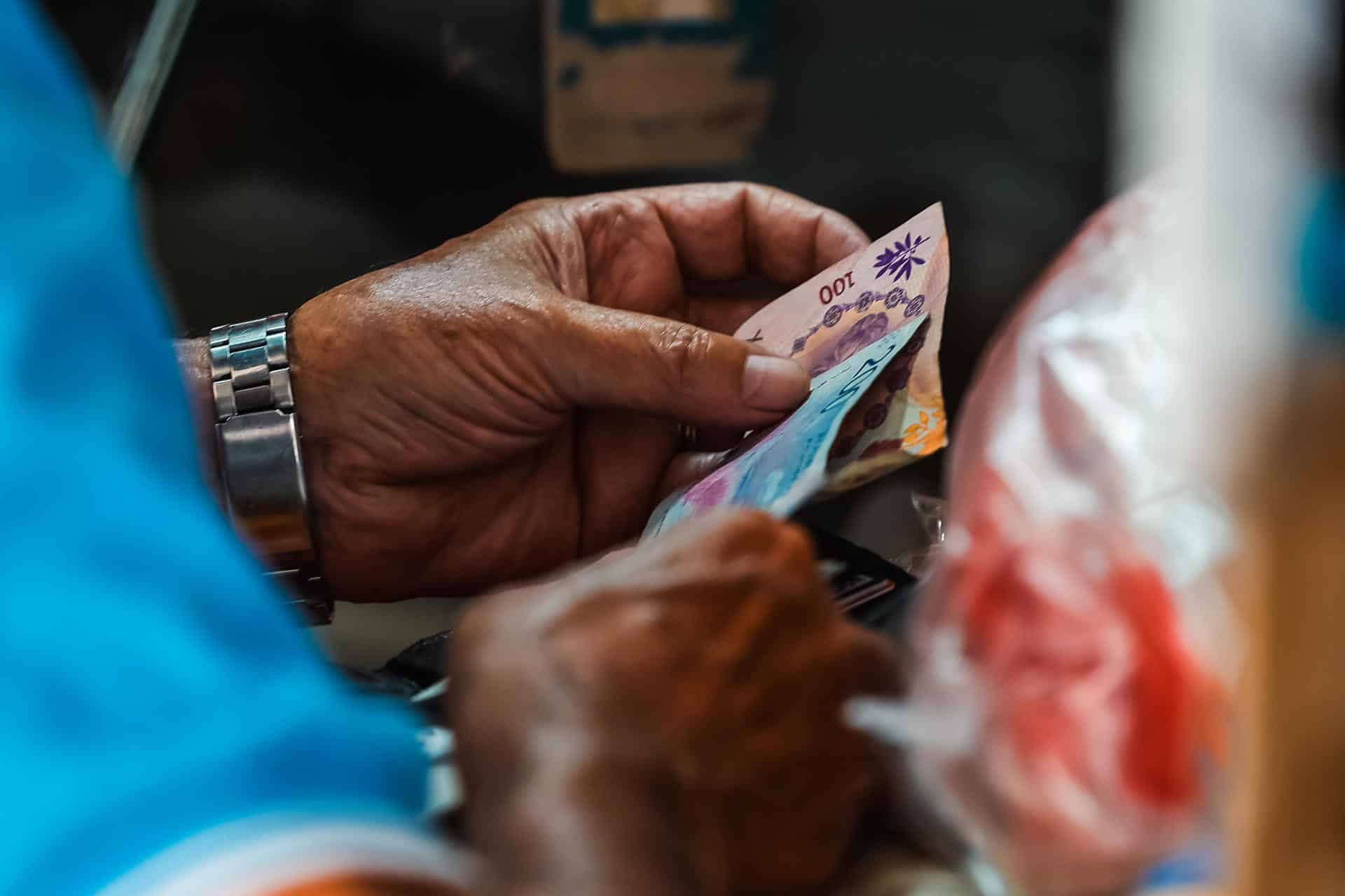 Un cliente paga sus compras en Buenos Aires (Argentina). EFE/ Juan Ignacio Roncoroni