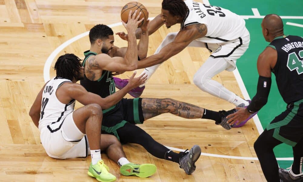 Jayson Tatum, de los Celtics, sostiene el balón ante la marca de Cam Thomas (i) y Nic Claxton, de los Nets, ante la mirada expectante de Al Horford (d) durante el partido que se jugó en Boston. EFE/EPA/CJ GUNTHER