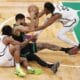 Jayson Tatum, de los Celtics, sostiene el balón ante la marca de Cam Thomas (i) y Nic Claxton, de los Nets, ante la mirada expectante de Al Horford (d) durante el partido que se jugó en Boston. EFE/EPA/CJ GUNTHER