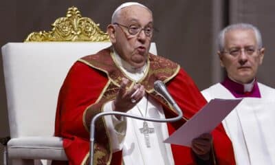 El Papa Francisco preside la Santa Misa en memoria de los cardenales y obispos fallecidos a lo largo del año, en la Basílica de San Pedro, en la Ciudad del Vaticano, el 4 de noviembre de 2024. EFE/EPA/FABIO FRUSTACI