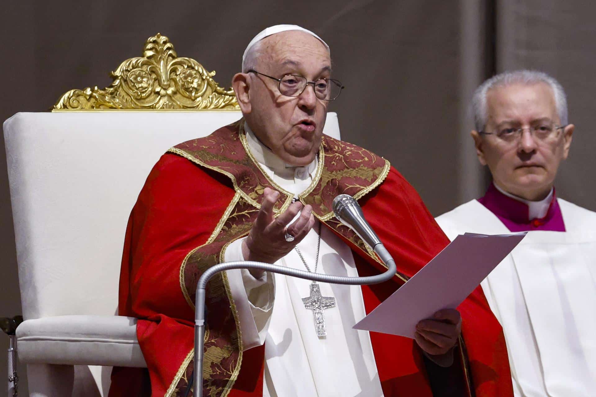 El Papa Francisco preside la Santa Misa en memoria de los cardenales y obispos fallecidos a lo largo del año, en la Basílica de San Pedro, en la Ciudad del Vaticano, el 4 de noviembre de 2024. EFE/EPA/FABIO FRUSTACI