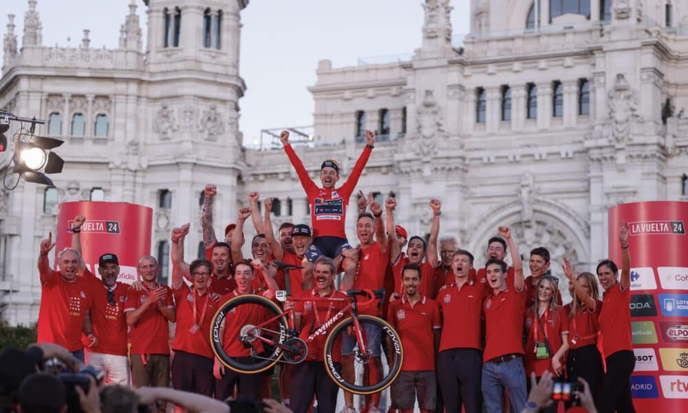 El ciclista esloveno del Bora Primoz Roglic, en el podio como ganador de La Vuelta a España 2024, en una foto de archivo. EFE/ Javier Lizón