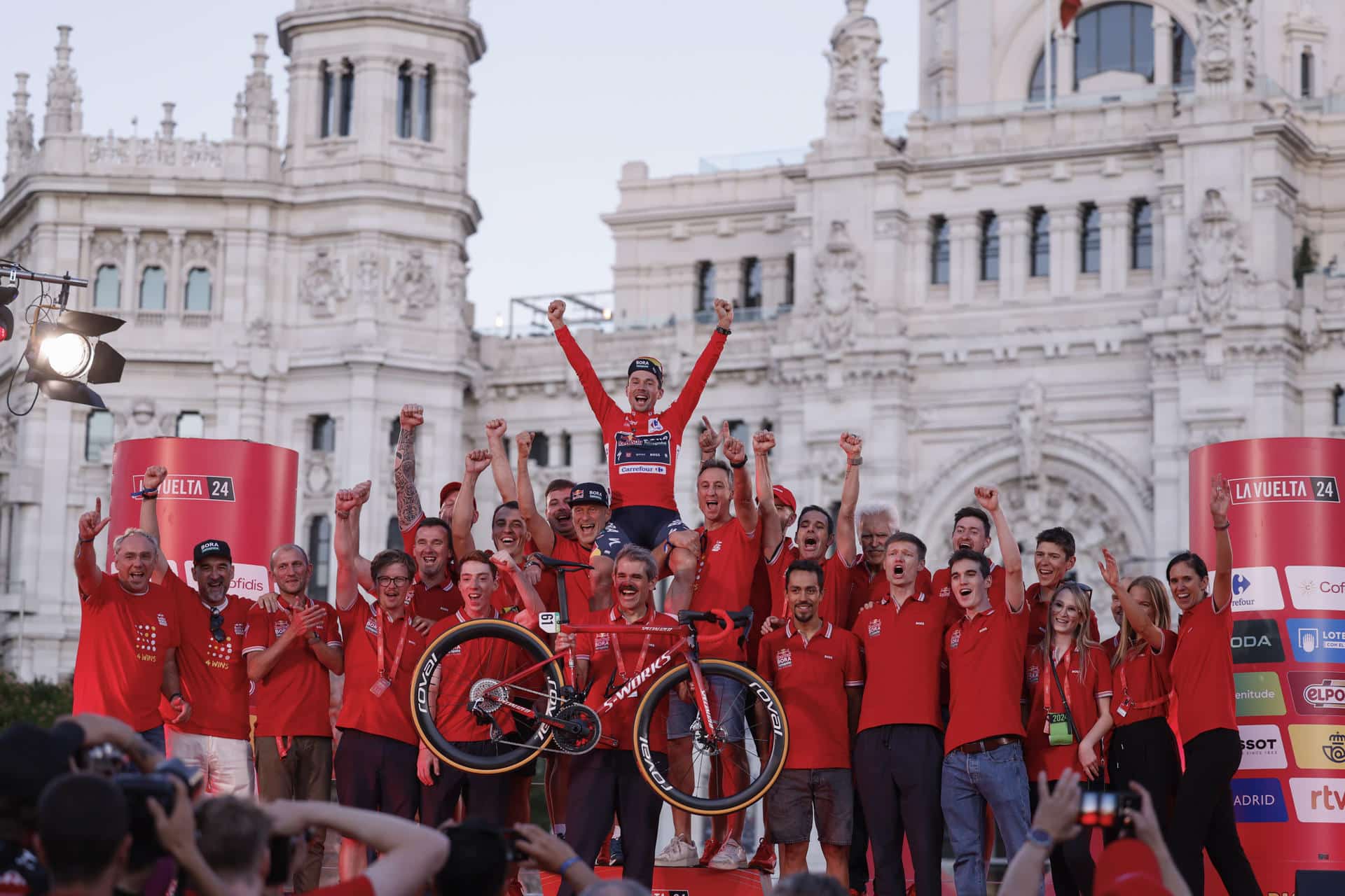 El ciclista esloveno del Bora Primoz Roglic, en el podio como ganador de La Vuelta a España 2024, en una foto de archivo. EFE/ Javier Lizón