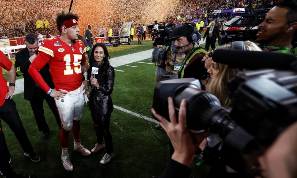 El mariscal de campo de los Kansas City Chiefs, Patrick Mahomes (I). EFE/EPA/JOHN G. MABANGLO