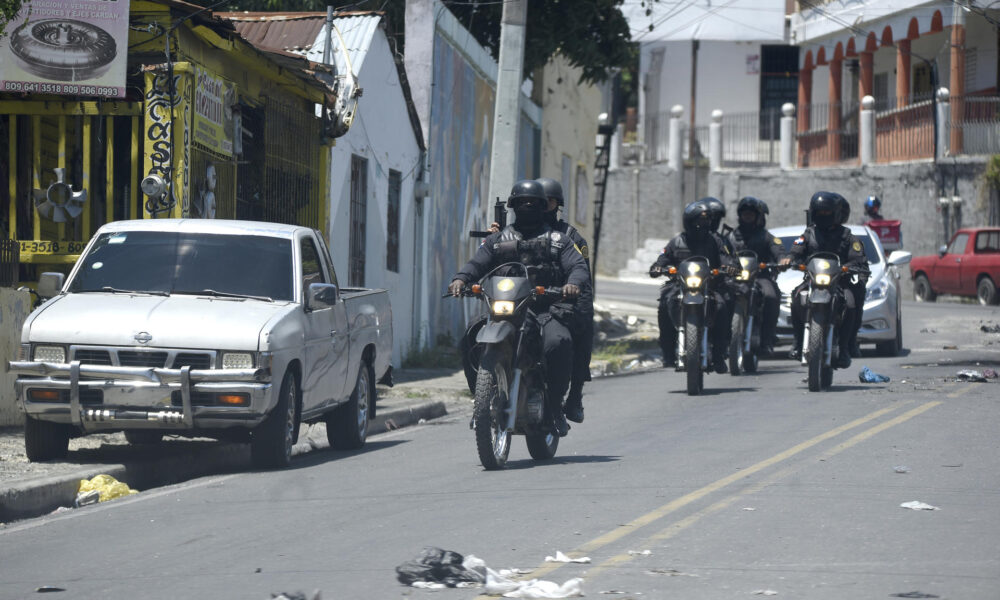 Fotografía de archivo del 24 de abril de 2023 de agentes de policías mientras transitan por una calle en Navarrete (República Dominicana). E/Luis Rosario