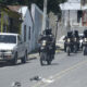 Fotografía de archivo del 24 de abril de 2023 de agentes de policías mientras transitan por una calle en Navarrete (República Dominicana). E/Luis Rosario