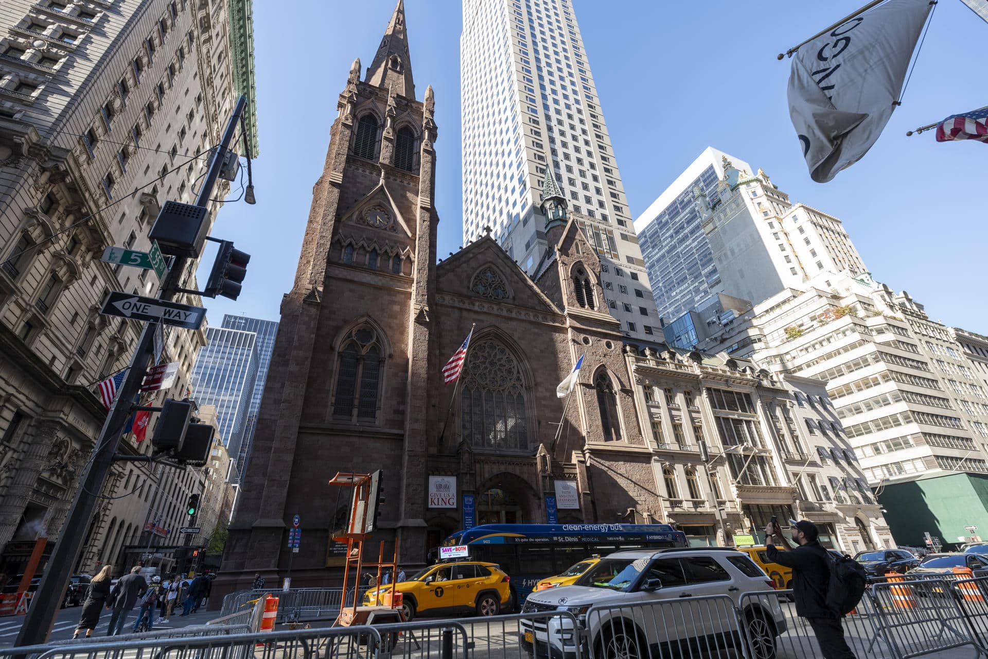 Fotografía de la Iglesia Presbiteriana, este viernes en la Quinta Avenida de Nueva York (Estados Unidos). EFE/ Ángel Colmenares