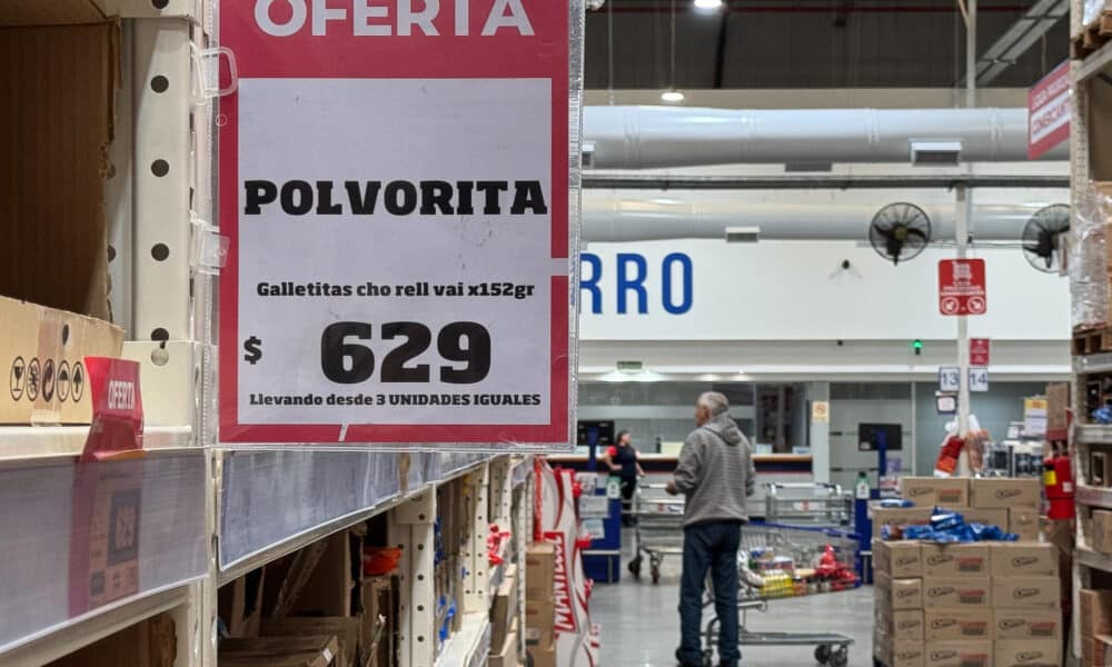 Fotografía de un cartel de oferta en un supermercado mayorista el 8 de noviembre de 2024, en Buenos Aires (Argentina). EFE/Juan Ignacio Roncoroni