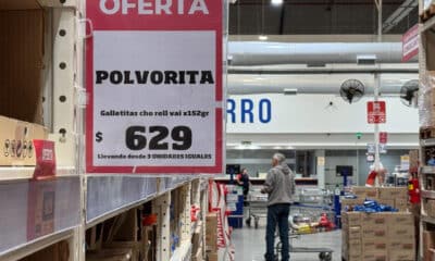 Fotografía de un cartel de oferta en un supermercado mayorista el 8 de noviembre de 2024, en Buenos Aires (Argentina). EFE/Juan Ignacio Roncoroni