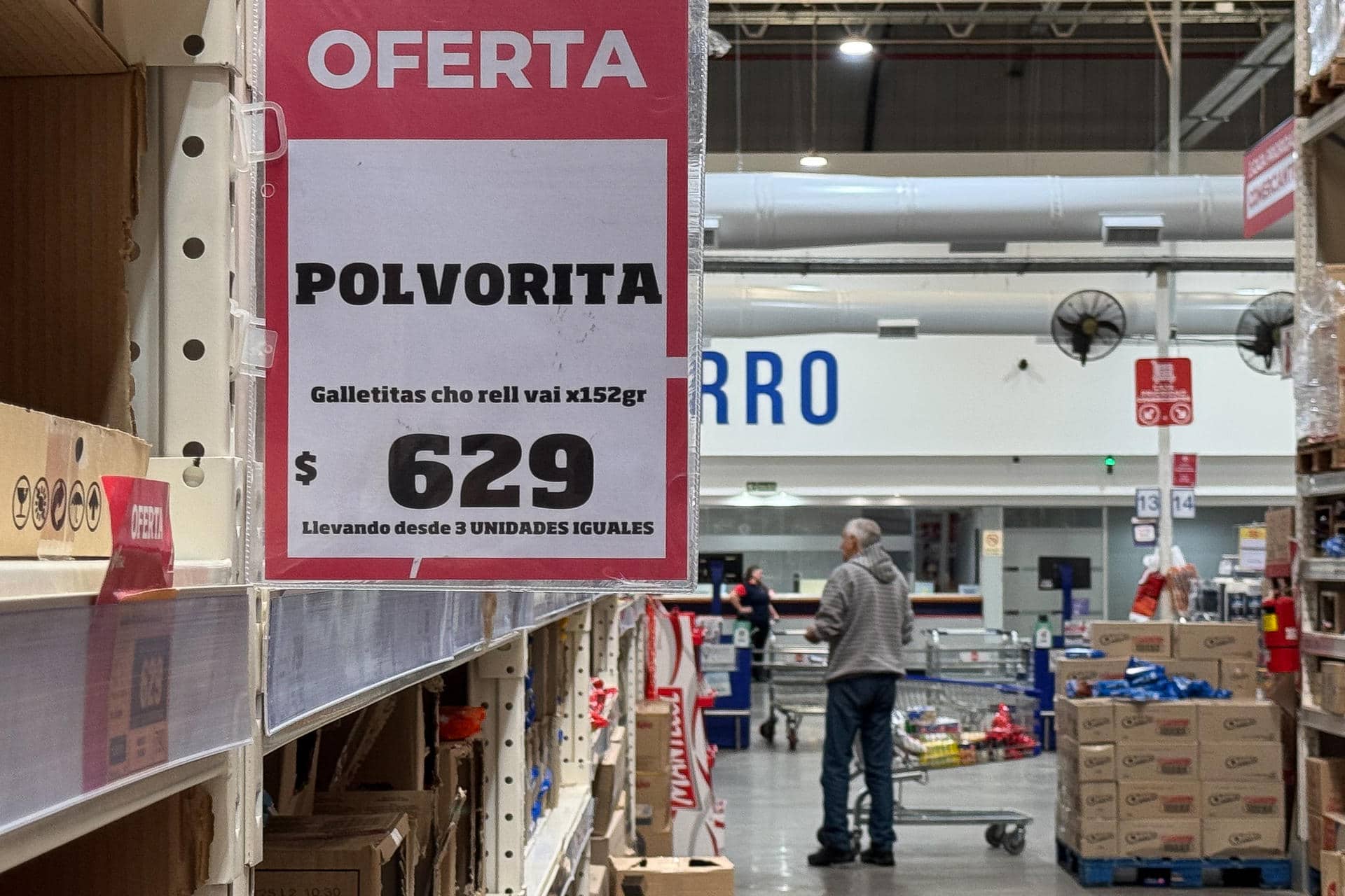 Fotografía de un cartel de oferta en un supermercado mayorista el 8 de noviembre de 2024, en Buenos Aires (Argentina). EFE/Juan Ignacio Roncoroni