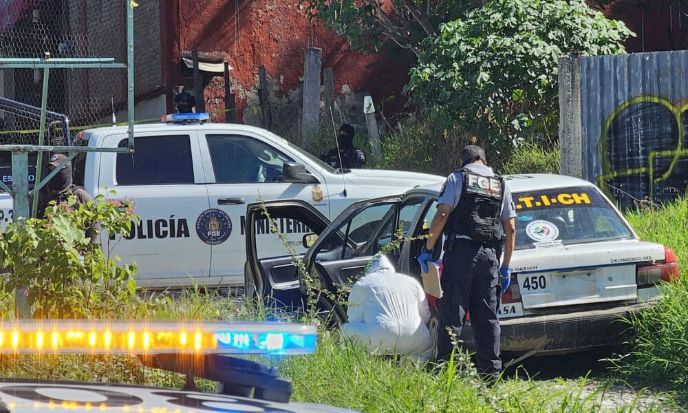 Fotografía de archivo fechada el 16 de julio de 2024 que muestra forenses trabajando en la zona donde fueron hallados cuerpos sin vida al interior de un vehículo de transporte, en Chilpancingo, en el estado de Guerrero (México). EFE/ José Luis De La Cruz