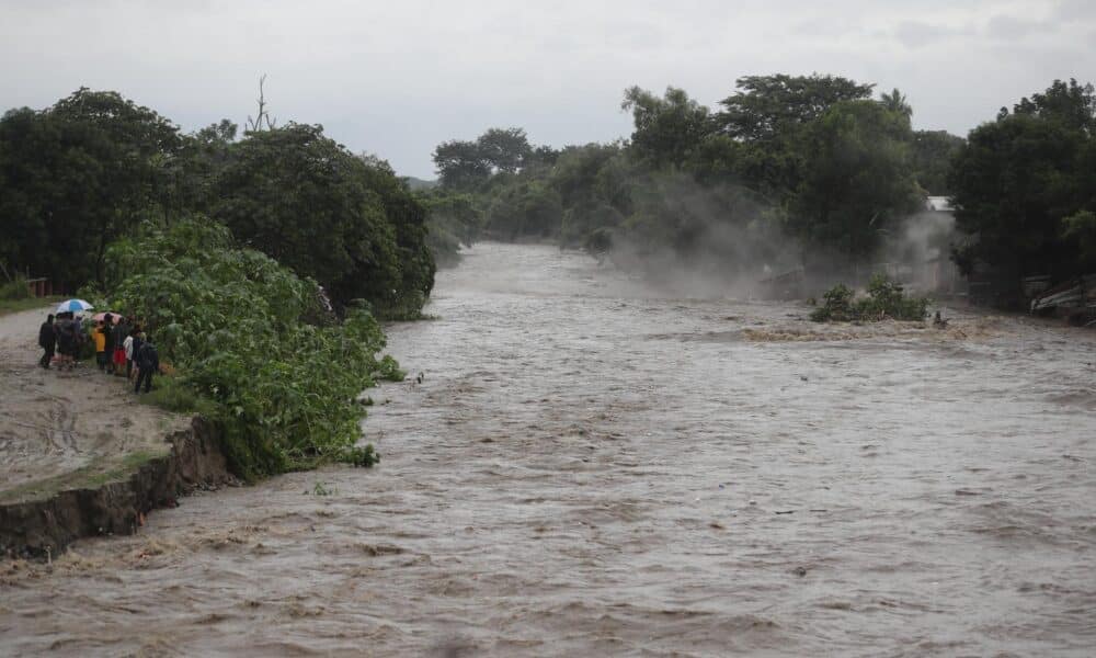 Fotografía que muestra la crecida de un río por el paso de la tormenta Sara, este sábado, en el sector de la aldea Tikamaya, en la ciudad de San Pedro Sula (Honduras). EFE/ Gustavo Amador