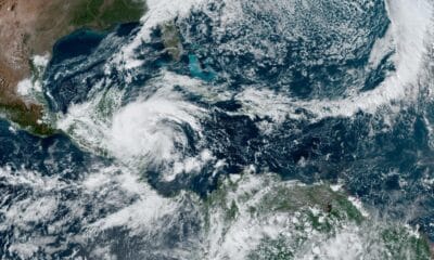 Fotografía satelital cedida por la Oficina Nacional de Administración Oceánica y Atmosférica (NOAA) a través del Centro Nacional de Huracanes (NHC) estadounidense donde se muestra la localización de la tormenta tropical Sara cerca del sureste de México y Centroamérica. EFE/ NOAA-NHC