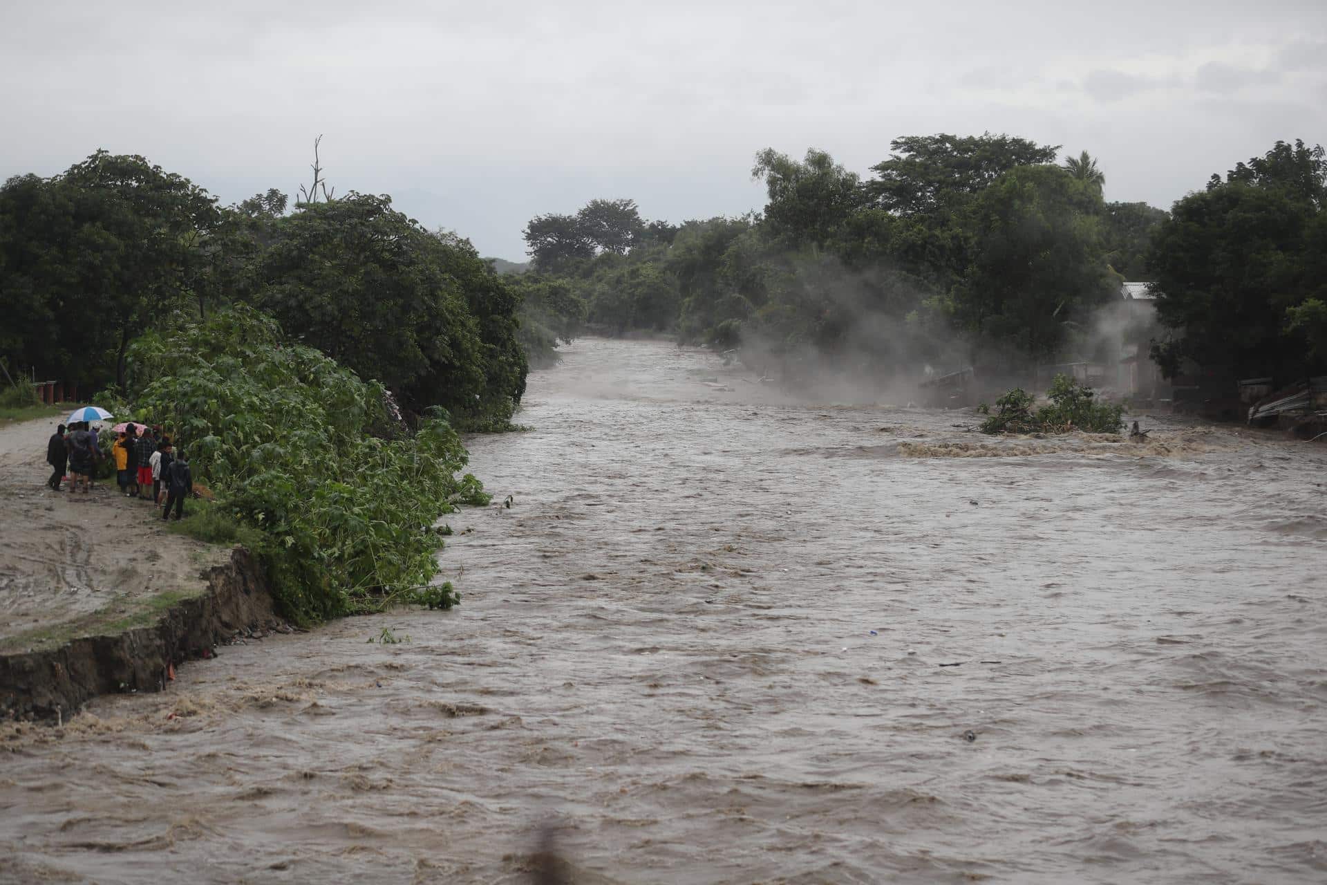 Fotografía satelital cedida por la Oficina Nacional de Administración Oceánica y Atmosférica (NOAA) a través del Centro Nacional de Huracanes (NHC) estadounidense donde se muestra la localización de la tormenta tropical Sara cerca del sureste de México y Centroamérica. EFE/ NOAA-NHC