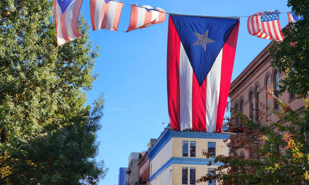 Fotografía de una bandera de Puerto Rico colgada este martes en El Barrio, en Nueva York (Estados Unidos). EFE/ Ruth E. Hernández Beltrán