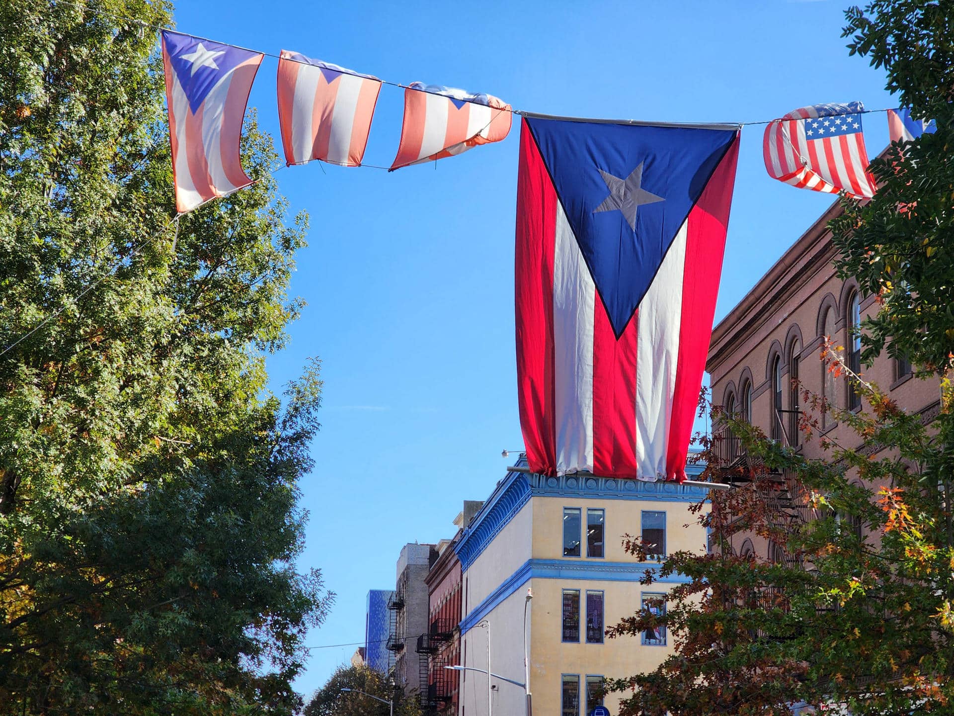 Fotografía de una bandera de Puerto Rico colgada este martes en El Barrio, en Nueva York (Estados Unidos). EFE/ Ruth E. Hernández Beltrán