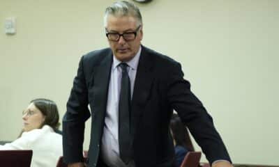 Fotografía de archivo dl actor estadounidense Alec Baldwin asistiendo a su juicio por homicidio involuntario en Santa Fe, Nuevo México. EFE//RAMSAY DE GIVE / POOL