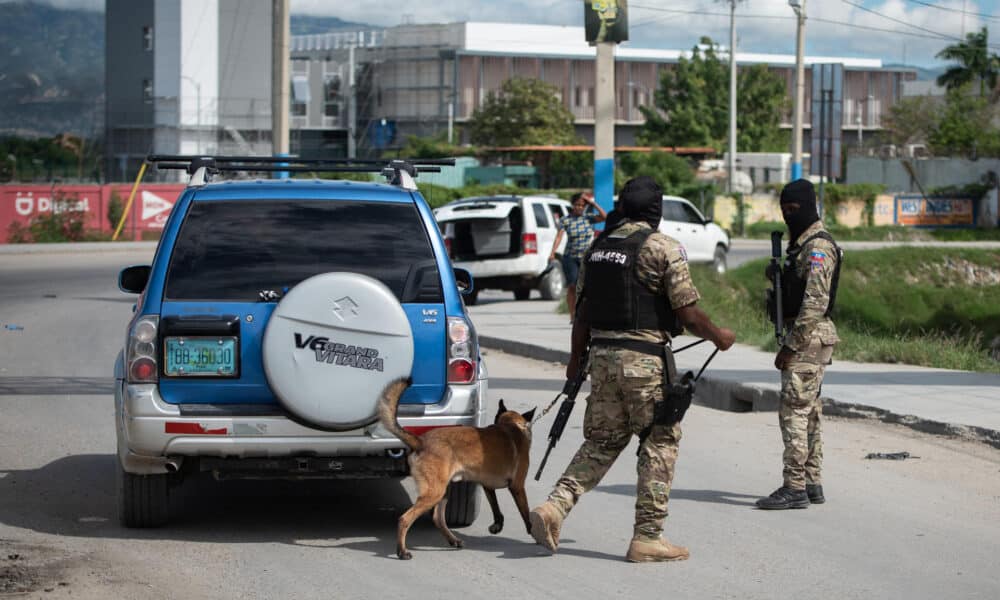 Fotografía de archivo en donde se observan militares mientras requisan un vehículo cerca al Aeropuerto Internacional Toussaint Louverture, en Puerto Príncipe (Haití). EFE/ Johnson Sabin